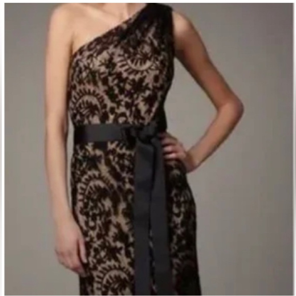 Elegant Tadashi Shoji black lace over cream lining evening gown. NWT